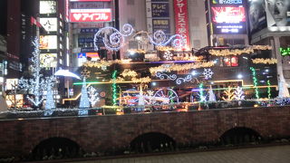 ブルーやピンクに染まって