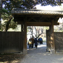 六義園 内庭大門