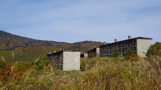 少し山を越えると突然現れる廃墟の建物群