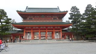 丹塗りが何とも鮮やか、正面玄関