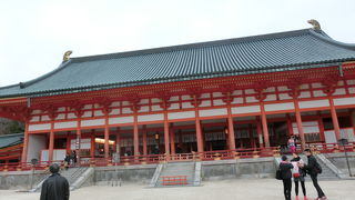 屋根には金色の鴟尾が輝いている