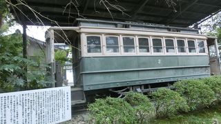 庭も美しいが、日本最古の電車が保存、展示中