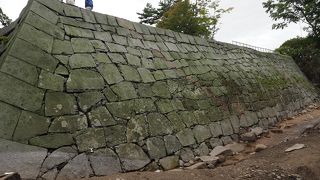 立派な石垣が残る