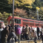 トロッコ列車の機関車連結作業が見られる