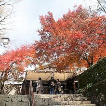 門を通り拝観受付所