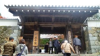 両側に石垣で御殿門 が！