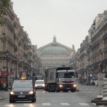 正面にオペラガルニエがみえます。