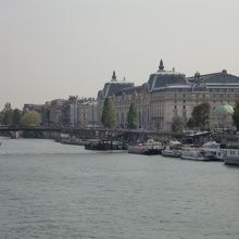 セーヌ川にかかるレオポール・セダール・サンゴール橋