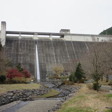 1996年（平成8年）竣工の重力式コンクリートダム