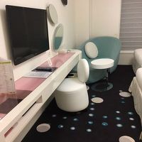 前に泊まった時も思いましたがソファがシミだらけなんですよね