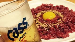 日本では食べられないレバ刺し！