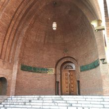 入り口で切符を買い、荷物を預ける