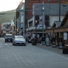 参道は車も通ります