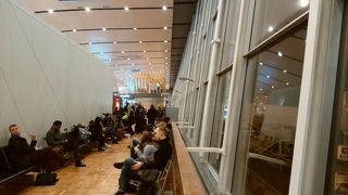 コンパクトな空港ですが、椅子が少ない。