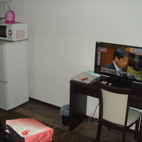 大きめの冷蔵庫、電子レンジ、キッチンがあります。