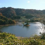 砂丘近くの湖