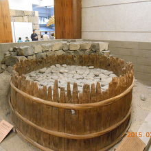 黄金水井戸木枠、奥の石垣にも注目！