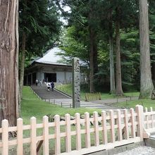 覆い堂　中にある金色堂の撮影は不可