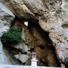 中は岩がいくつも重なり合っています。