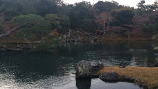 紅葉と池を眺めながらのんびりできます☆