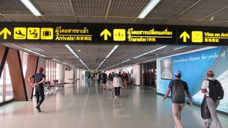 ここでの入国も混雑してるわぁ―