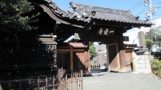 山門など風格のあるお寺。