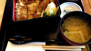 市場にあるが、ファミレスのような店内