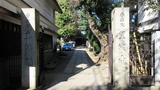 長い参道が特徴。