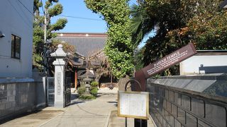 三崎坂の途中にあります。