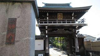 傾斜地を利用したお寺で、二層の山門が立派です。