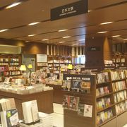 中国語、日本語、洋書の書籍が揃う