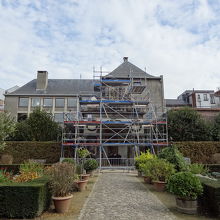 中庭　向こうの建物は工事中