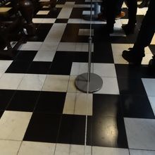 展示物前の床　防犯警備用のピアノ線が張ってあります