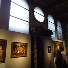 別邸の大広間　すべての壁に絵画が展示