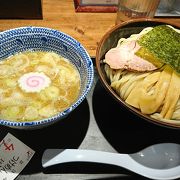 魚介類のスープと中太麺