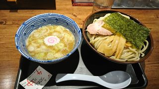 魚介類のスープと中太麺