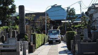 三崎坂の途中にある日蓮宗のお寺です。