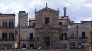 広場に馴染んだ教会