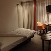 シングルベッドが斜めに置かれています。