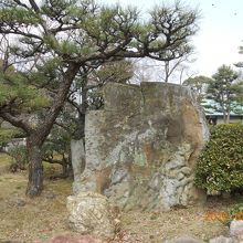 庭園の石っぽいですが