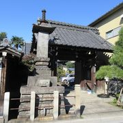 立派な山門が特徴のお寺です。