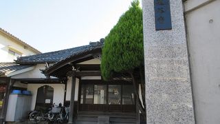 玄関は屋根の造りが独特です。