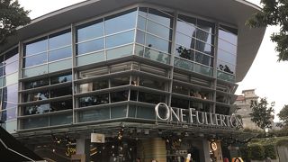 マリーナベイの景色がよいレストランが入っています