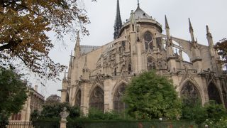 ノートルダム大聖堂の裏側が見られる！