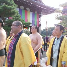 土俵入りに向かう稀勢の里