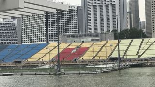 マリーナベイに浮かぶ競技場