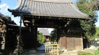 日暮里にほど近いお寺で立派な山門には弾痕が残ります。