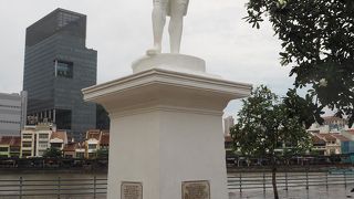 シンガポール川沿いの銅像
