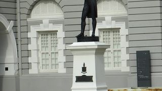 ヴィクトリアシアター前の銅像