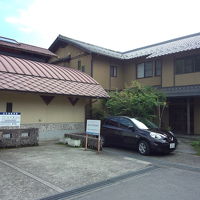 隣の公営温泉と同化しています